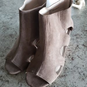 TORRID WOMEN'S WEDGE BOOTIE SHOES GREAT CONDITION!